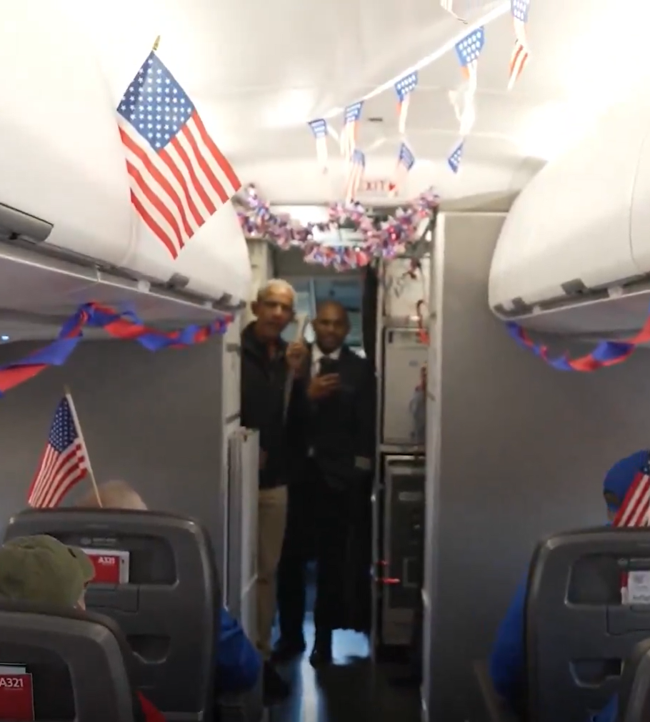 Imagen de Y Barak Obama sorprende a veteranos que viajaban en un avión tras su parada en Washington!!. Saluda los pasajeros. Y algunos le comentan la última vez que vi a un presidente en persona fue a Gerald Ford!!!